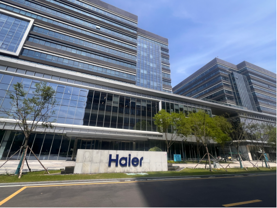 Technical leaders from Haier divisions visiting the D800 Ultra